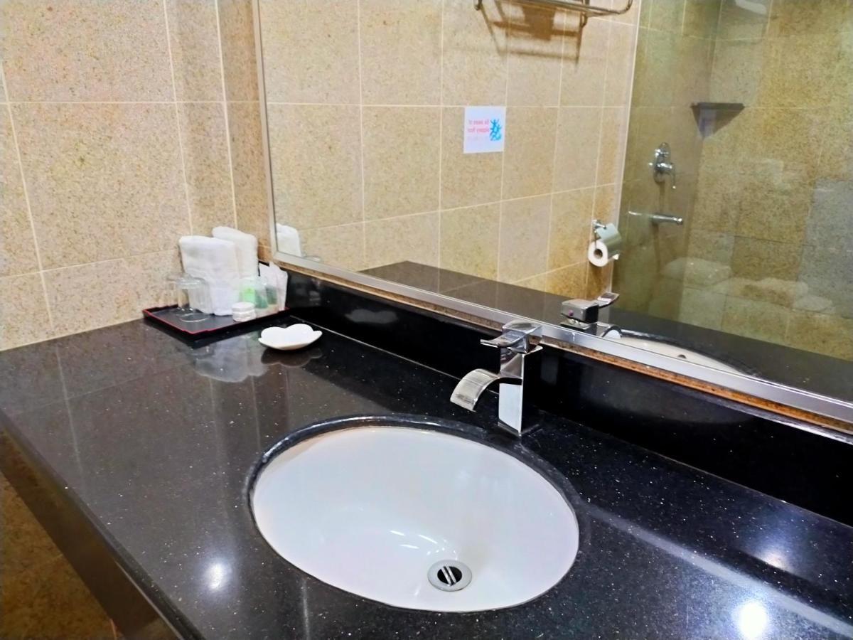 Td Plaza Hotel Kota Kinabalu Kültér fotó